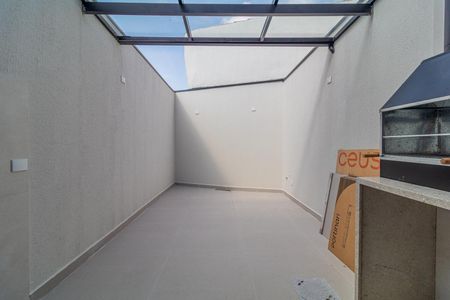Casa à venda com 110m², 6 quartos e 2 vagasQuarto com iluminação natural e decoração minimalista.