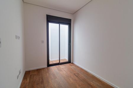 Casa à venda com 110m², 6 quartos e 2 vagasPorta de vidro com moldura preta e piso de madeira no fundo do quarto.