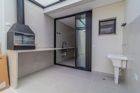 Casa à venda com 110m², 6 quartos e 2 vagasChurrasqueira com fogão e pia em uma área externa com vista para a cidade.