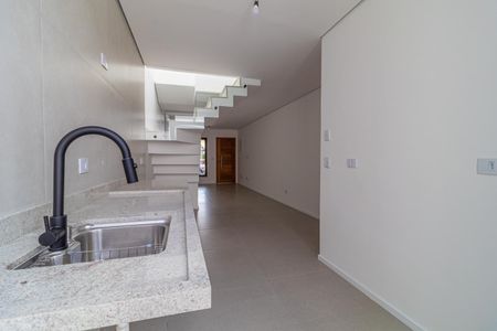 Casa à venda com 110m², 6 quartos e 2 vagasCozinha com pia e torneira em granito e iluminação adequada.