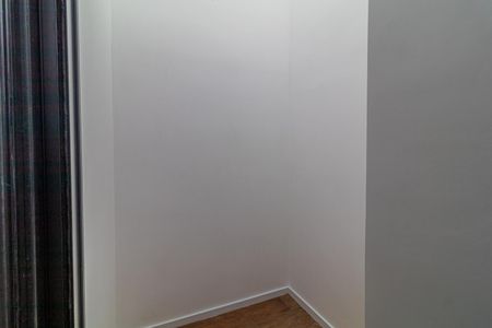 Casa à venda com 110m², 6 quartos e 2 vagasCÃ³rner de uma sala com paredes brancas e piso de madeira.