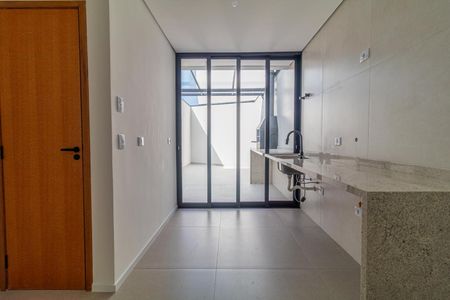 Casa à venda com 110m², 6 quartos e 2 vagasPiscina com churrasqueira e cozinha moderna, iluminada por luz natural e artificial.