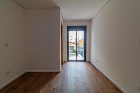 Casa à venda com 110m², 6 quartos e 2 vagasParede branca e piso de madeira, com porta de vidro e vista para a rua.