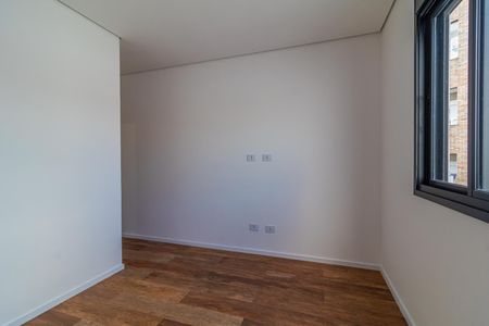 Quarto com piso de madeira e janela com vista para a rua. de casa à venda com 6 quartos, 110m² em Jardim Cidalia, São Paulo