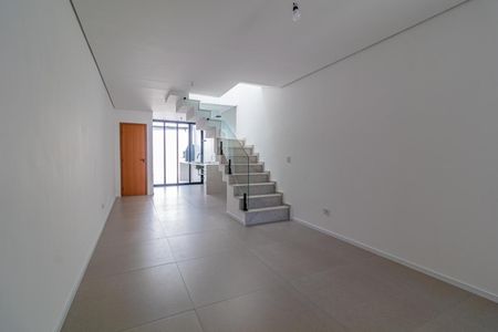 Casa à venda com 110m², 6 quartos e 2 vagasEscada de concreto com balaustrada de vidro e iluminação natural.