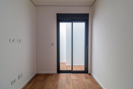 Casa à venda com 110m², 6 quartos e 2 vagasPorta de vidro com moldura preta e piso de madeira no corredor de um apartamento.