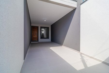 Casa à venda com 110m², 6 quartos e 2 vagasPátio com piso de pedra e porta de madeira, iluminado por luz natural.