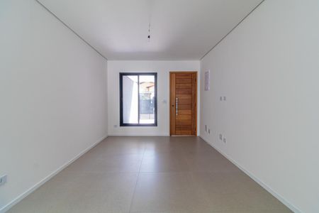 Espaço de entrada com porta de madeira e janela de vidro, iluminado por luz natural. de casa à venda com 6 quartos, 110m² em Jardim Cidalia, São Paulo