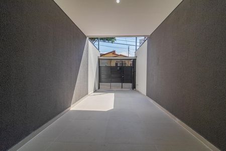 Casa à venda com 110m², 6 quartos e 2 vagasPátio com entrada de garagem e portão de acesso a uma casa.