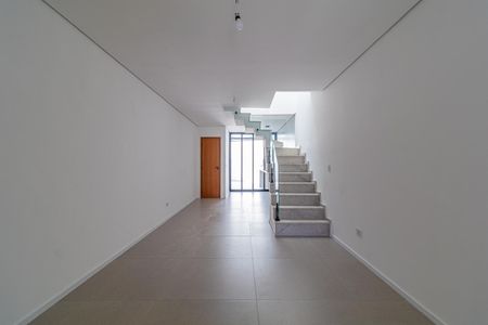 Casa à venda com 110m², 6 quartos e 2 vagasEscada de concreto com corrimão de vidro e iluminação natural.