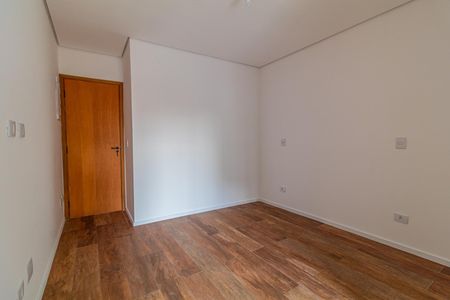 Casa à venda com 110m², 6 quartos e 2 vagasQuarto com piso de madeira e porta de madeira, iluminado por luz natural.
