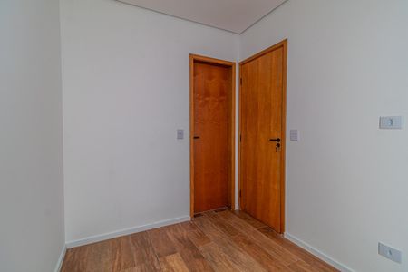 Casa à venda com 110m², 6 quartos e 2 vagasPorta de madeira simples e funcional, com fechadura e maçaneta, em um ambiente limpo e minimalista.