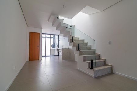 Casa à venda com 110m², 6 quartos e 2 vagasEscada moderna com corrimão de vidro e iluminação natural.