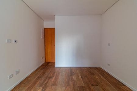 Casa à venda com 110m², 6 quartos e 2 vagasSala com piso de madeira e porta de madeira, iluminada por luz natural e artificial.
