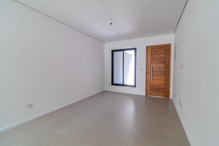 Casa à venda com 110m², 6 quartos e 2 vagasSala com porta de madeira e janela grande, iluminada por luz natural e com piso de cerâmica.