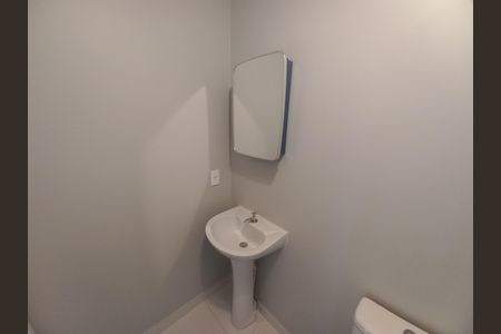 Banheiro de apartamento para alugar com 2 quartos, 39m² em Catiapoã, São Vicente