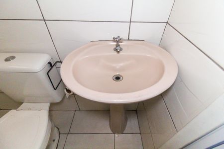 Banheiro de casa para alugar com 1 quarto, 45m² em Vila Carmosina, São Paulo