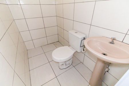 Banheiro de casa para alugar com 1 quarto, 45m² em Vila Carmosina, São Paulo