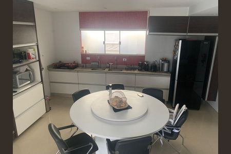 Casa de condomínio à venda com 352m², 4 quartos e 4 vagas Casa de condomínio à venda com 352m², 4 quartos e 4 vagasCozinha