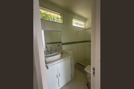Casa de condomínio à venda com 352m², 4 quartos e 4 vagas Casa de condomínio à venda com 352m², 4 quartos e 4 vagasBanheiro