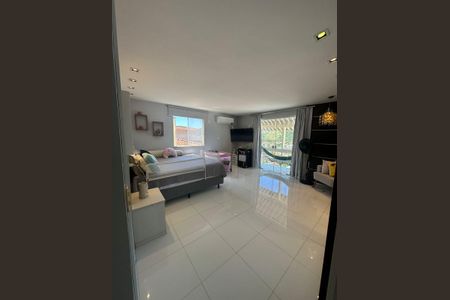 Casa de condomínio à venda com 352m², 4 quartos e 4 vagas Casa de condomínio à venda com 352m², 4 quartos e 4 vagasQuarto