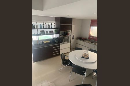 Casa de condomínio à venda com 352m², 4 quartos e 4 vagas Casa de condomínio à venda com 352m², 4 quartos e 4 vagasCozinha