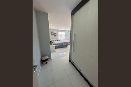 Casa de condomínio à venda com 352m², 4 quartos e 4 vagas Casa de condomínio à venda com 352m², 4 quartos e 4 vagasQuarto