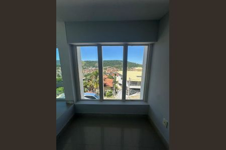 Casa de condomínio à venda com 352m², 4 quartos e 4 vagas Casa de condomínio à venda com 352m², 4 quartos e 4 vagasCorredor