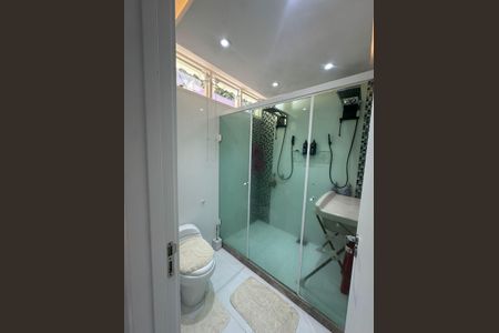 Casa de condomínio à venda com 352m², 4 quartos e 4 vagas Casa de condomínio à venda com 352m², 4 quartos e 4 vagasBanheiro