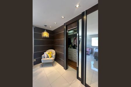 Casa de condomínio à venda com 352m², 4 quartos e 4 vagas Casa de condomínio à venda com 352m², 4 quartos e 4 vagasQuarto