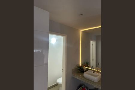 Casa de condomínio à venda com 352m², 4 quartos e 4 vagas Casa de condomínio à venda com 352m², 4 quartos e 4 vagasBanheiro