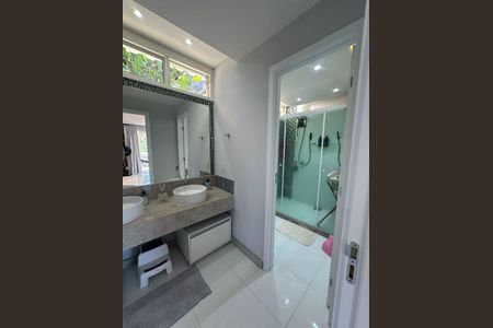 Casa de condomínio à venda com 352m², 4 quartos e 4 vagas Casa de condomínio à venda com 352m², 4 quartos e 4 vagasBanheiro