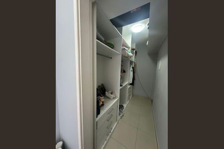 Casa de condomínio à venda com 352m², 4 quartos e 4 vagas Casa de condomínio à venda com 352m², 4 quartos e 4 vagasCloset