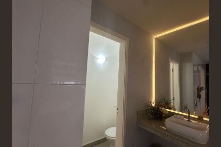 Casa de condomínio à venda com 352m², 4 quartos e 4 vagas Casa de condomínio à venda com 352m², 4 quartos e 4 vagasBanheiro