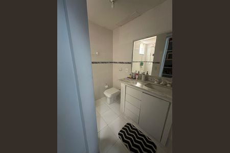 Casa de condomínio à venda com 352m², 4 quartos e 4 vagas Casa de condomínio à venda com 352m², 4 quartos e 4 vagasBanheiro