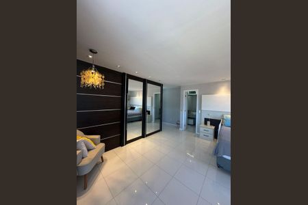 Casa de condomínio à venda com 352m², 4 quartos e 4 vagas Casa de condomínio à venda com 352m², 4 quartos e 4 vagasQuarto