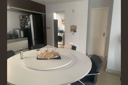 Casa de condomínio à venda com 352m², 4 quartos e 4 vagas Casa de condomínio à venda com 352m², 4 quartos e 4 vagasCozinha