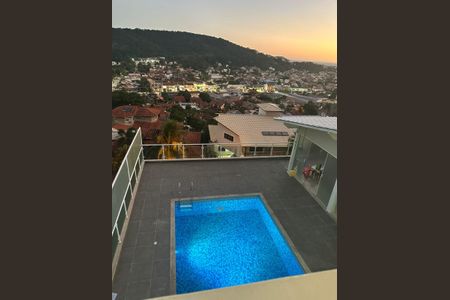 Casa de condomínio à venda com 352m², 4 quartos e 4 vagas Casa de condomínio à venda com 352m², 4 quartos e 4 vagasVaranda