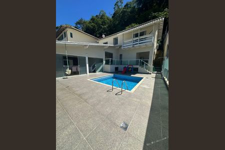 Casa de condomínio à venda com 352m², 4 quartos e 4 vagas Casa de condomínio à venda com 352m², 4 quartos e 4 vagasÁrea externa