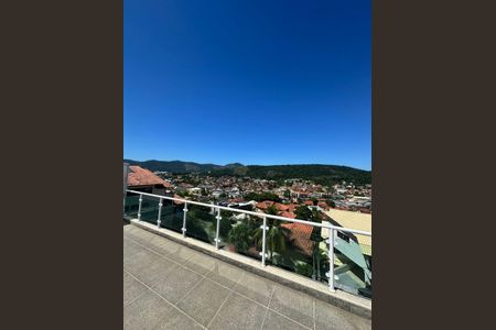 Casa de condomínio à venda com 352m², 4 quartos e 4 vagas Casa de condomínio à venda com 352m², 4 quartos e 4 vagasVaranda