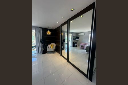 Casa de condomínio à venda com 352m², 4 quartos e 4 vagas Casa de condomínio à venda com 352m², 4 quartos e 4 vagasQuarto