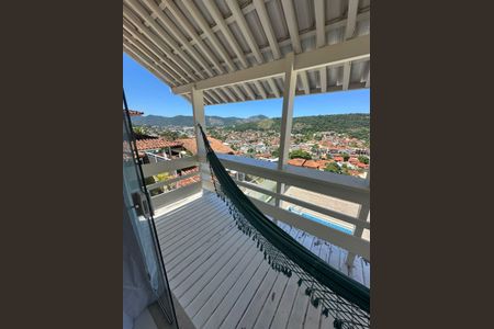 Casa de condomínio à venda com 352m², 4 quartos e 4 vagas Casa de condomínio à venda com 352m², 4 quartos e 4 vagasVaranda