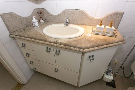 Casa à venda com 200m², 2 quartos e 7 vagasBanheiro