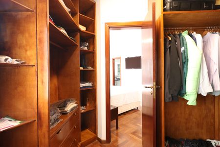 Apartamento à venda com 180m², 4 quartos e 3 vagasCloset 