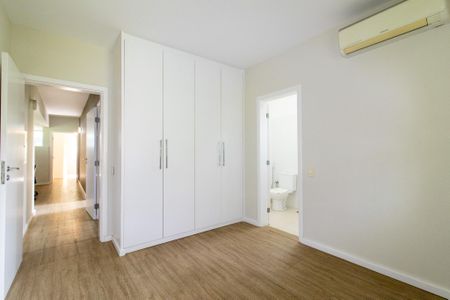 Casa à venda com 385m², 3 quartos e 4 vagas Casa à venda com 385m², 3 quartos e 4 vagasSuite 2