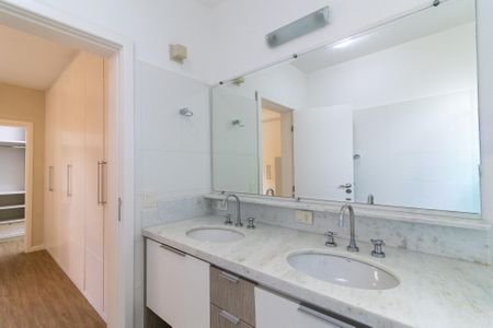 Casa à venda com 385m², 3 quartos e 4 vagas Casa à venda com 385m², 3 quartos e 4 vagasBanheiro da Suíte master