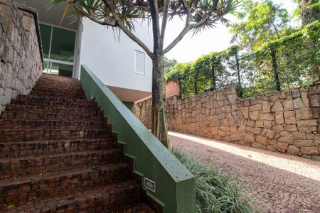 Casa à venda com 385m², 3 quartos e 4 vagas Casa à venda com 385m², 3 quartos e 4 vagasEscada