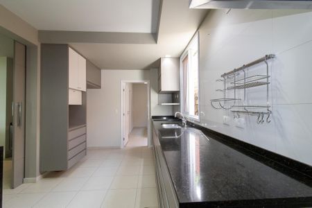 Casa à venda com 385m², 3 quartos e 4 vagas Casa à venda com 385m², 3 quartos e 4 vagasCozinha