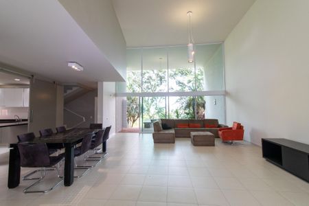 Casa à venda com 385m², 3 quartos e 4 vagas Casa à venda com 385m², 3 quartos e 4 vagasSala