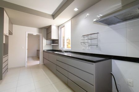 Casa à venda com 385m², 3 quartos e 4 vagas Casa à venda com 385m², 3 quartos e 4 vagasCozinha